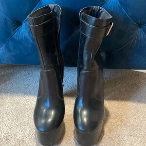 Sexy platform booties🔥